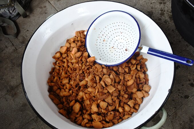 Kisült és leszűrt töpörtyű. A zsűrinek visznek egy kis tányérral, a többit szétosztják