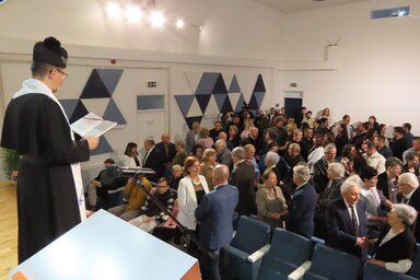 Ft. Világos Miklós plébános vezetésével megújították a házastársi fogadalmukat a résztvevők (Csincsik Zsolt felvétele)