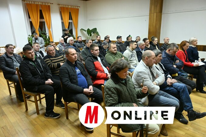 Csantavéren színültig megtelt a Bartók Béla Művelődési Egyesület terme (Molnár Edvárd felvétele)