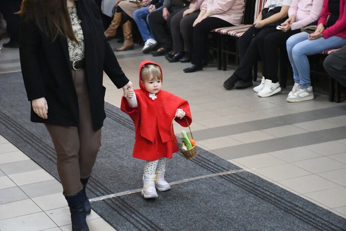 Piroska a nagymamához indult, akár a mesében