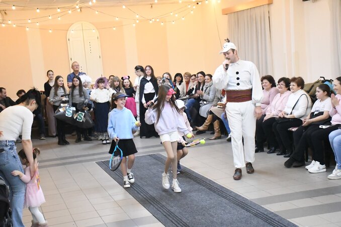 Felvonulnak a vidám teniszező lányok