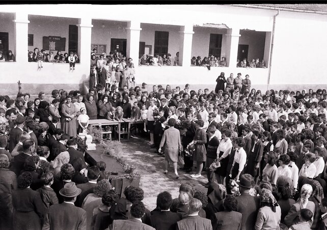 Az iskola udvar felőli része egy ballagási ünnepség alkalmával