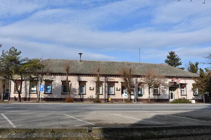 Az iskola udvar felőli része egy ballagási ünnepség alkalmával