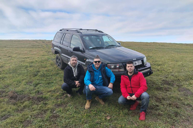 A 509 Noszvaj Team tagjai és Jeep Grand Cherokee terepjárójuk (Fotó: 509 Noszvaj Team)