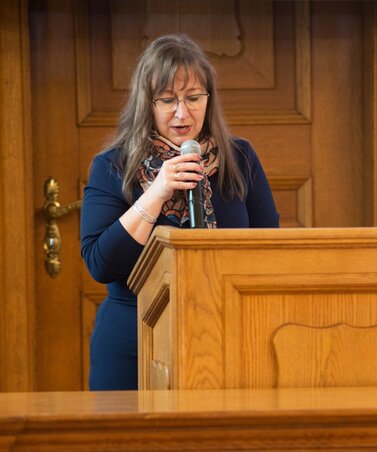 Cservenák Kancsár Izabella mond köszöntőt / Fotó: Pécsi Székesegyház Nagycsaládos Egyesület