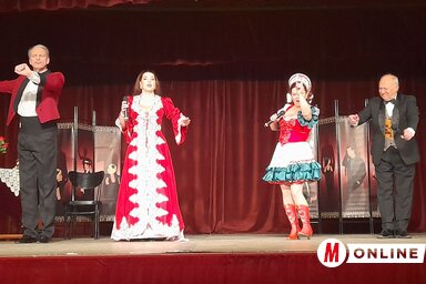 A műsor középpontjában a férfi és a nő örök, ellentmondásokkal teli kapcsolata áll (Fotó: Petőfi Sándor Magyar Kultúrkör)