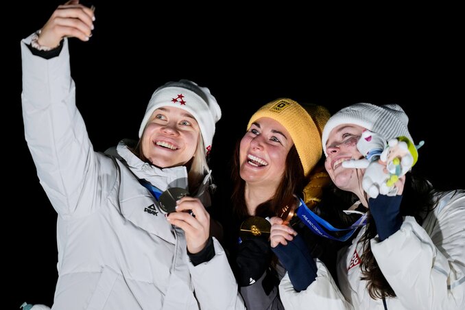 Beta/AP - A kötelező dobogós szelfi – a szánkó női egyesének érmesei