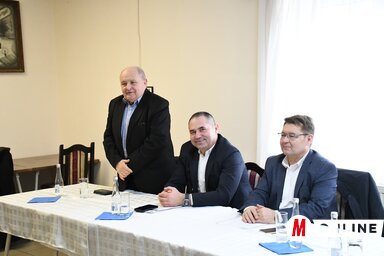 Valka Károly, a lakossági fórum moderátora, Tóbiás József és Molnár Viktor (Fotó: Paraczky László)