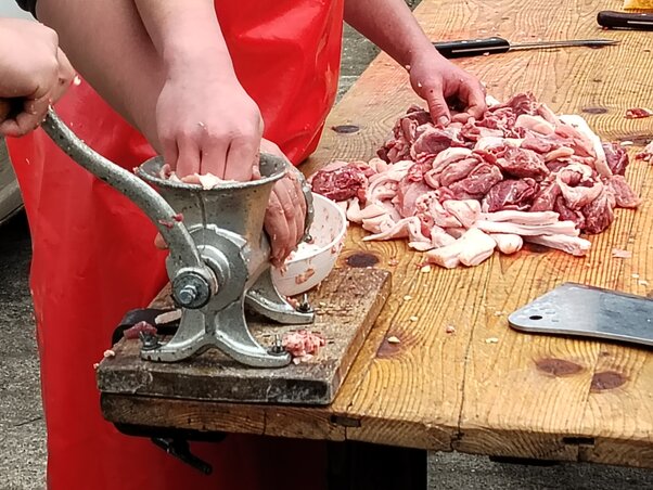 A kolbásznak szánt húsdarabokat kézzel darálták, mint régen