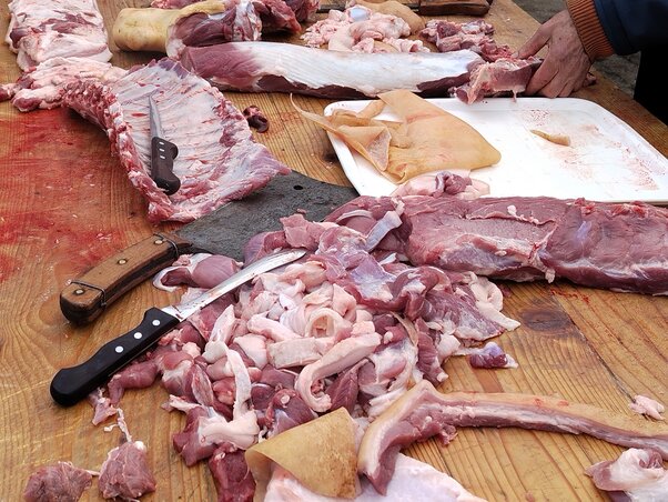 Hagyományos módon, orjára szedték szét a sertést