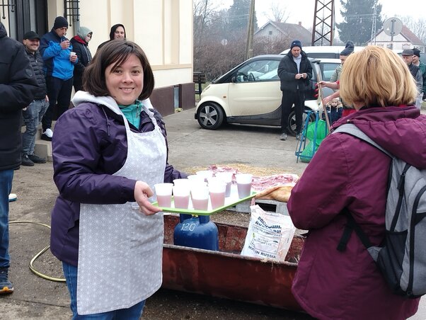 Forralt borral és teával kínálták a nézelődőket