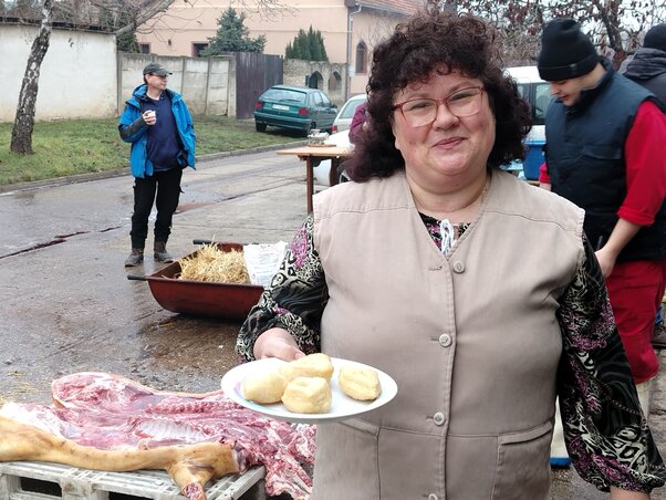 Sós fánkot is sütöttek a szorgos asszonyok, tejföllel kínálták