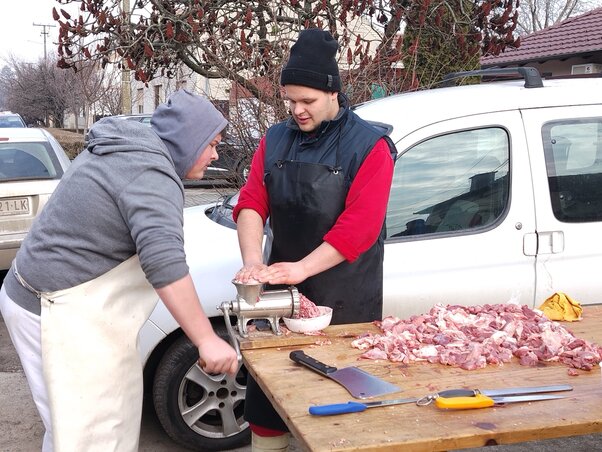 A böllérutánpótlás-válogatott akcióban