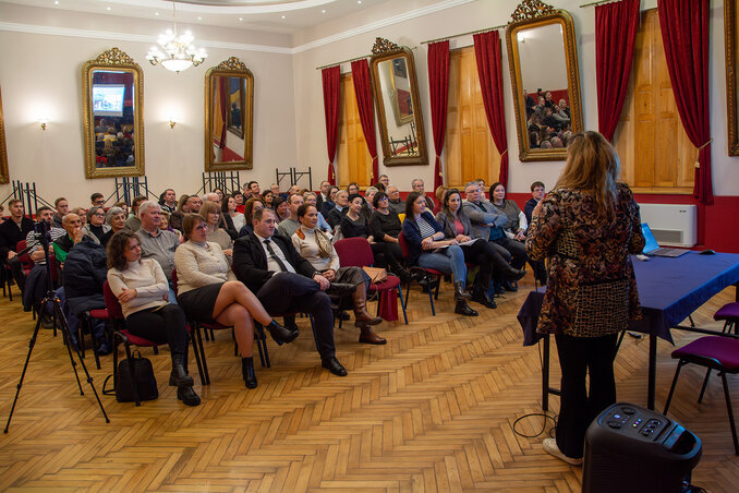 A népes zombori közönség