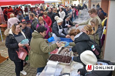 Kígyózó sor várta a disznótoros reggelit (Fotó: Gergely Árpád)