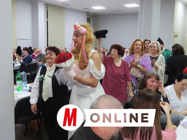 Kiváló hangulatban zajlott a farsangzáró bál a moholi Csobolyó-székházban (Csincsik Zsolt felvétele)