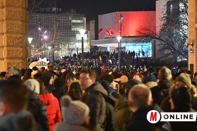 A Szerb Nemzeti Színház előtt történt incidens során néhányan megsérültek (Fotó: Ótos András felvétele)