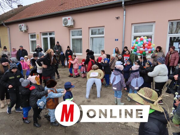 A farsangolók mulatozása a Százszorszép-székház előtt / Csincsik Zsolt felvétele