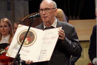 Janoš Panda sa prestižnom nagradom grada (Foto: Grad Sombor)