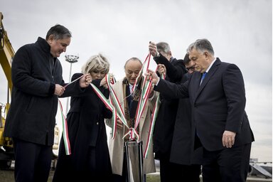MTI/Az alapkőletétel ünnepélyes pillanata