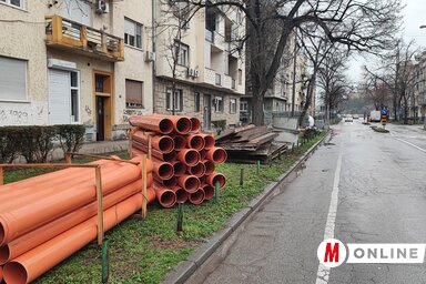 A Makszim Gorkij utcát csak részben zárják le. A forgalmi rendváltoztatás várhatóan április közepéig marad érvényben, de a munkatempó függvényében változhat az időpont (Rapos Emma felvétele)