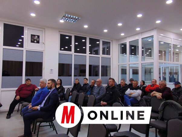 A helybeliek érdeklődve hallgatták a Vajdasági Magyar Szövetség szakpolitikusait (Fotó: Vidács Hajnalka)