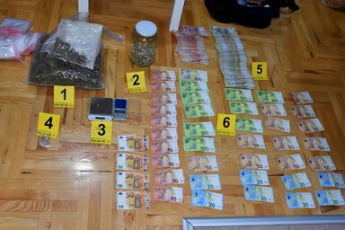 A rendőrség a gyanúsított lakásában több mint egy kilogrammnyi marihuánát foglalt le (Fotó: OMK MUP Srbije)