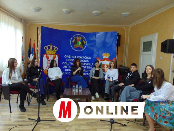 Az idei kerekasztal-beszélgetésen egyetemisták, középiskolások és felsősök beszéltek az anyanyelvükről (Fotó: Vidács Hajnalka felvétele)