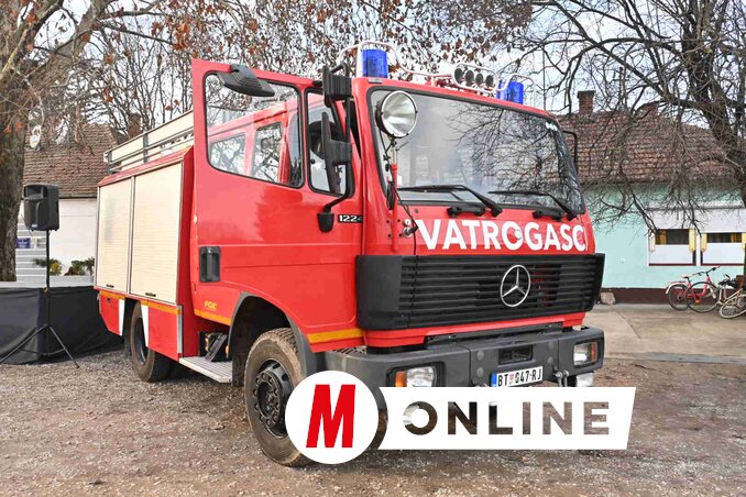 Az új tűzoltóautó az ünnepélyes átadáson (Fotó: Ótos András felvétele)