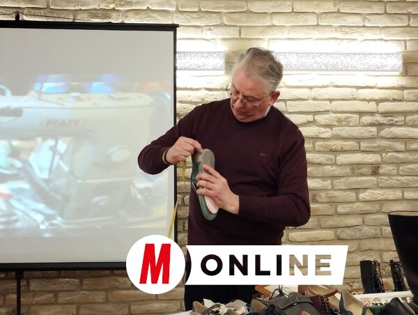 Szívvel-lélekkel készítik a cipőket, amelyeknek a cipészmester szerint lelkük van (Lukács Melinda felvétele)