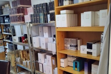 A hatóságok mintegy 800 darab ismert márkájú parfümöt találtak egy lakásban (Fotó: MUP)