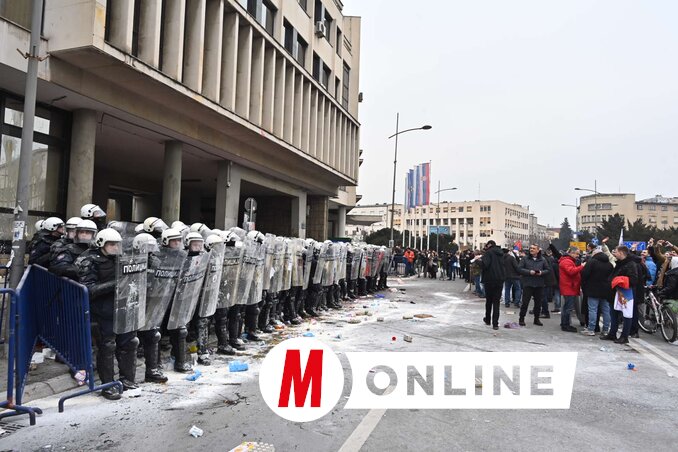 A városi képviselő-testület 2025. február 24-én nevezte ki a székváros új polgármesterét, Žarko Mićin személyében. Az új polgármester akkor a testület előtt elmondta, hogy minden újvidéki polgár érdekeit igyekszik
majd képviselni, és hogy a stabilitás kulcsfontosságú a város fejlődéséhez. Hangsúlyozta, hogy a politikai csatározásoktól eltekintve az ő célja nem más, mint a város előrehaladása, és hogy városvezetési politikáját
a konstruktív párbeszédre fogja alapozni. Az ellenzéki képviselők Mićin megválasztását megelőzően heves utcai tiltakozással fejezték ki elégedetlenségüket. A polgármester akkor is biztos volt, és most is biztos abban, hogy a város fejlődését csakis a stabilitás és a demokratikus párbeszéd biztosíthatja (Fotó: Ótos András felvétele)