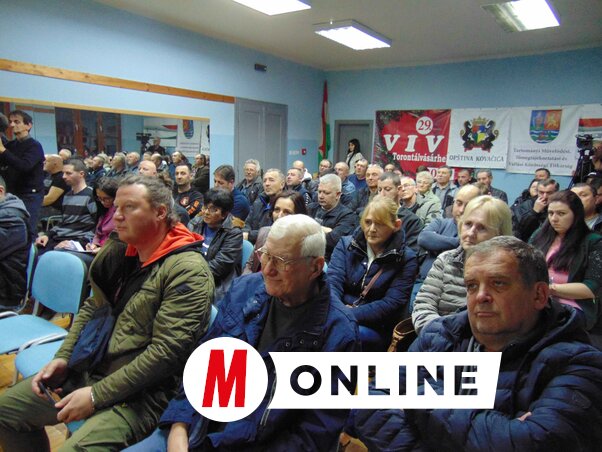 A helybeliék érdeklődve hallgatták a Vajdasági Magyar Szövetség szakpolitikusait (Vidács Hajnalka felvétele)