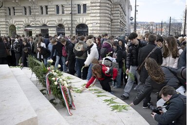 MTI/Diákok a kommunizmus áldozatainak emléknapján tartott megemlékezésen a Nemzeti vértanúk emlékművénél