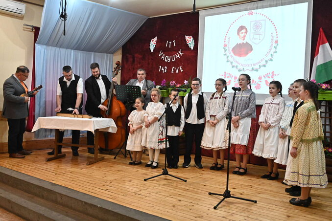 A gyerekek izgatottan várták a fellépésüket