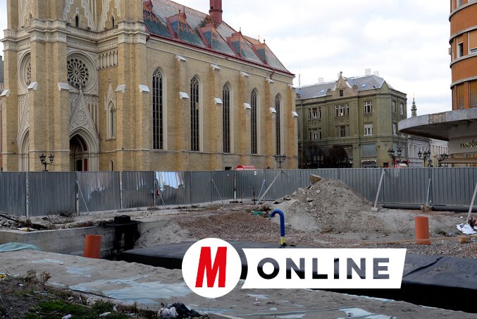 Az önkormányzat illetékesei korábban bejelentették, hogy az idén rendezik a Tanurdzić-palota előtti területet. Idestova négy éve lesz annak, hogy a mélygarázsépítésbe belekezdtek, és a környéket teljesen (egy szűk, a legkeskenyebb ponton alig egy méter széles gyalogfolyosó kivételével) lezárták mindennemű forgalom előtt. Az önkormányzatból azt üzenik, hogy miután a munkálatok befejeződnek, a Modena utca lesz talán a város legszebb, legrendezettebb helyszíne. Arra a helyre, ahol a 2023 nyarán tomboló viharok által kicsavart ostorfa állt, elültetnek egy facsemetét, amelyet a megsemmisült fa magjából neveltek fel (Fotó: Dávid Csilla felvétele)