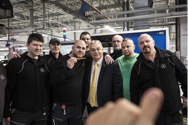 MTI/Orbán Viktor a kecskeméti gyár dolgozóival