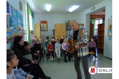 Huzella Poéter gyorsannn mosolyt csalt a gyermekek arcára / Vidács Hajnalka