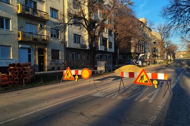 A 11-es busz útvonalát korábban módosították a Makszim Gorkij utca alatti csatornahálózat rekonstrukciója miatt (Fotó: Rapos Emma felvétele)