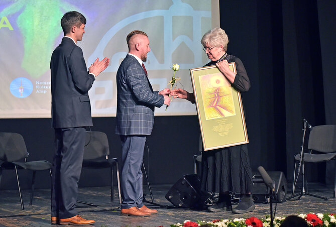 Zuberec Vera átveszi a Magyar Életfa díjat/fotó: Gergely Árpád