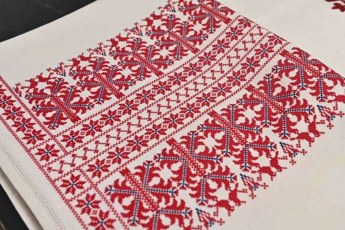 Tardi keresztszemes terítő