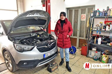 Balázs Cecília másfél évtizede vette át az adai autószervizt (Csincsik Zsolt felvétele)