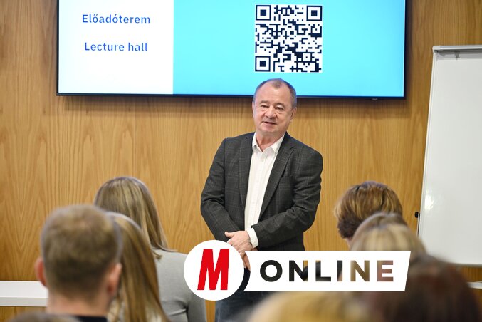 Tivadar Bunford pozdravlja učenike