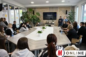 A Vajdasági Virtus vállalkozói ötletverseny résztvevői szakmai kiránduláson a szabadkai Masterplastban és Digital Hive-ban