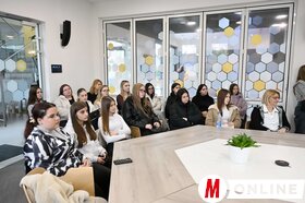 A Vajdasági Virtus vállalkozói ötletverseny résztvevői szakmai kiránduláson a szabadkai Masterplastban és Digital Hive-ban