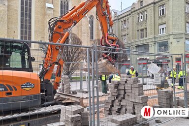 A sétálófelület közepén megmarad a rácsos csatornanyílás; a felújítás csaknem negyed kilométernyi csatornaszakaszt érint (Fotó: Ótos András felvétele)