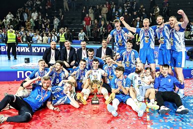 A kupagyőztes Spartacus csapata a serleggel (Bálint Zsolt felvétele)