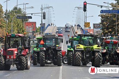 A tiltakozók a nap folyamán mintegy tíz fő-, regionális és helyi utat zárnak le Szerbiában a mezőgazdaság rossz helyzete miatt (Fotó: Ótos András felvétele)