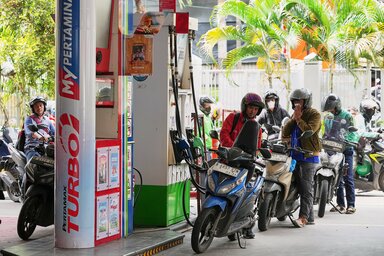 Gáztöltőállomáson sorban álló motorkerékpárosok Indonéziában (Fotó: Beta/AP)