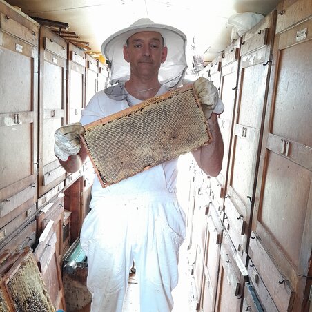 Ábrahám József a méhészkocsiban tevékenykedik (Fotó: Csincsik Zsolt/Ábrahám József)